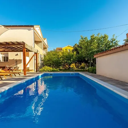 Dom wakacyjny Gorgeous In With Outdoor Swimming Pool