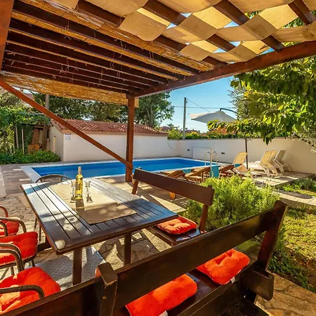 Dom wakacyjny Gorgeous In With Outdoor Swimming Pool Vrsi
