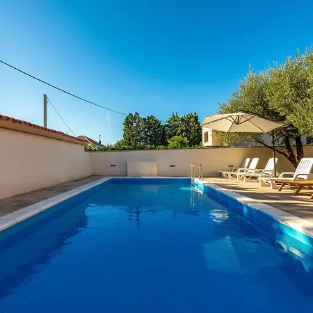 Four-bedroom In بيت للعطل *