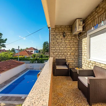 Dom wakacyjny Gorgeous In With Outdoor Swimming Pool
