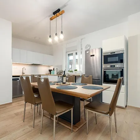 بيت للعطل Four-bedroom In فرسي