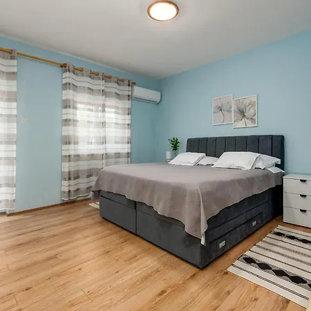 Four-bedroom In بيت للعطل