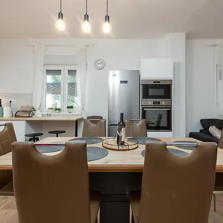 Four-bedroom In فرسي